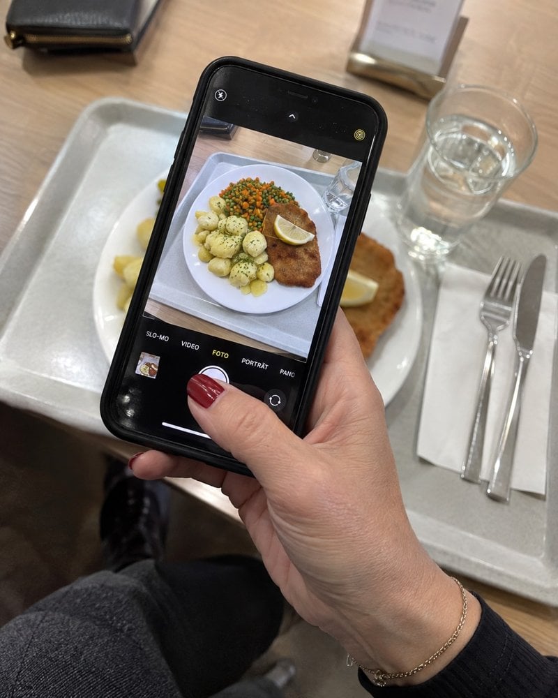 Handy fotografiert ein Mittagessen in der Kantine